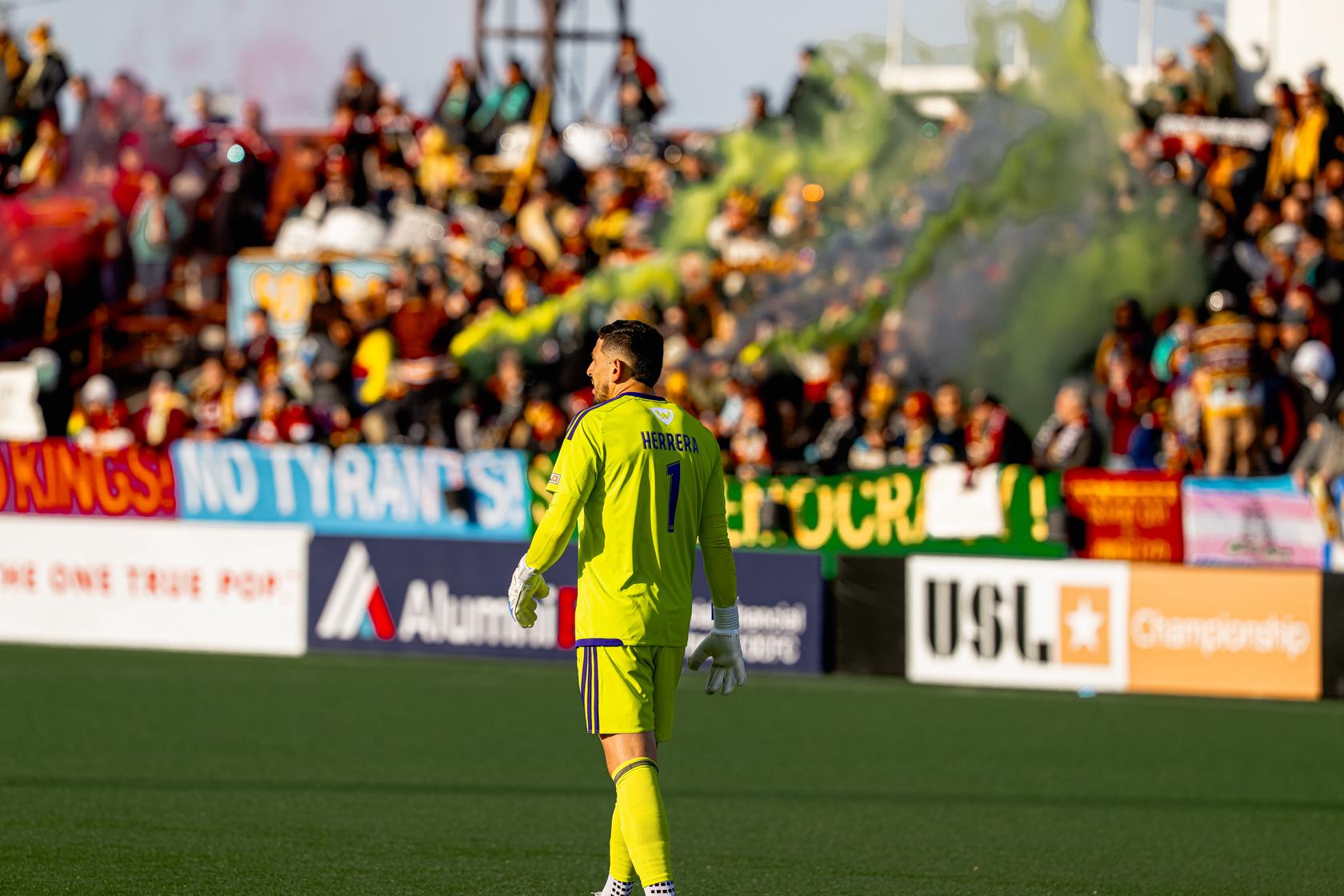 Carlos Herrera scans the pitch vs Charleston Battery