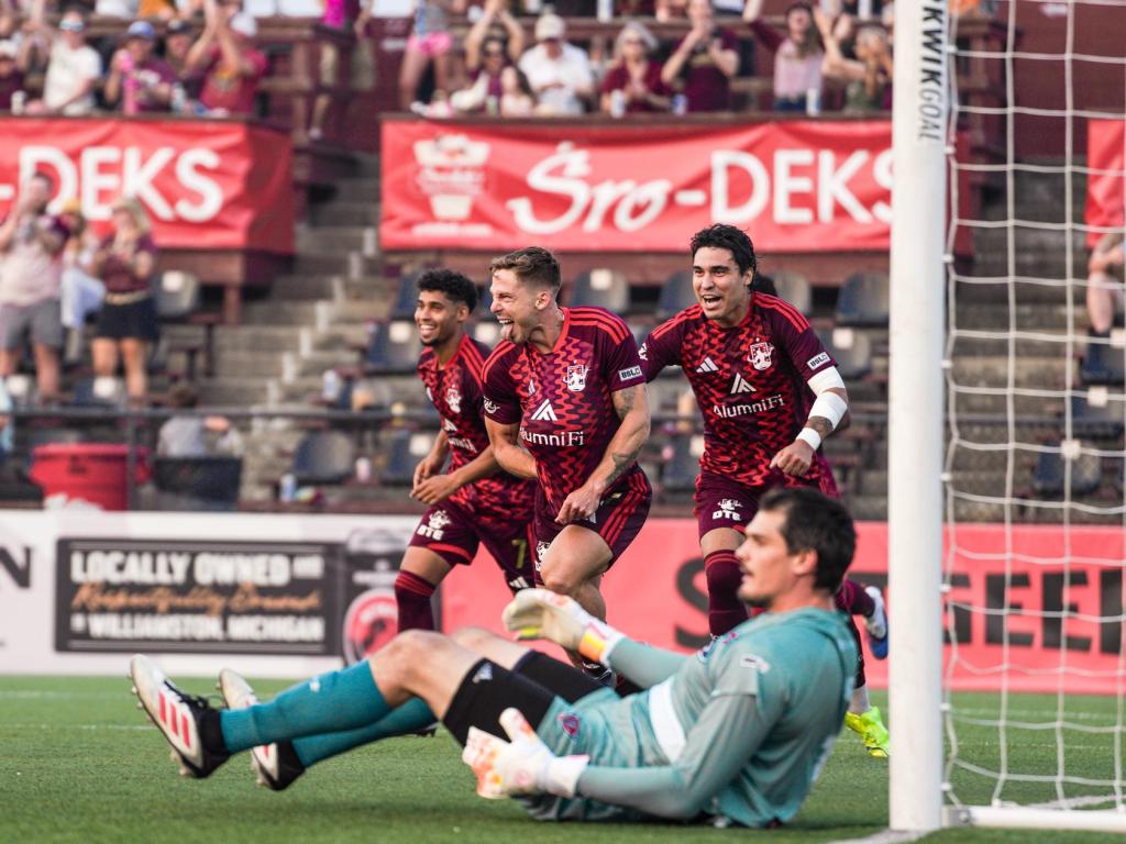 Rafa Mentzingen celebrates with teammates after his goal against Indy Eleven